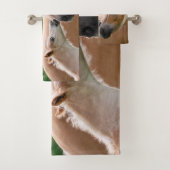 Haflingerのかわいい馬子馬およびお母さんの抱きしめるキス。 バスタオルセット (インサイチュ)