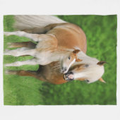 Haflingerの馬のおもしろいなかわいい子馬のキスのミイラ-居心地のよい フリースブランケット (正面(横))