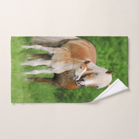 Haflingerの馬のかわいいベビーの子馬のキスのミイラの子馬の写真 バスタオルセット (ハンドタオル)