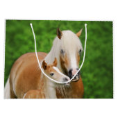 Haflingerの馬のかわいいベビーの子馬のキスのミイラの子馬の写真 ラージペーパーバッグ (裏面)