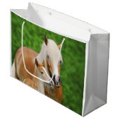 Haflingerの馬のかわいいベビーの子馬のキスのミイラの子馬の写真 ラージペーパーバッグ (正面アングル)