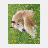 Haflingerの馬のかわいい子馬の休息の花壇、静かに フリースブランケット (正面)