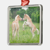 Haflingerの馬のかわいい子馬の養育 メタルオーナメント (左)