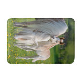 Haflingerの馬のミイラの写真を持つかわいいベビーの子馬 バスマット (正面)