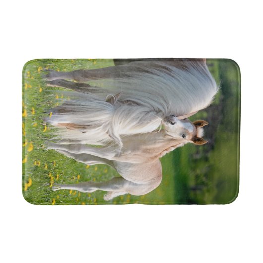 Haflingerの馬のミイラの写真を持つかわいいベビーの子馬 バスマット (正面)