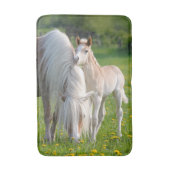 Haflingerの馬のミイラの写真を持つかわいいベビーの子馬 バスマット (正面縦)