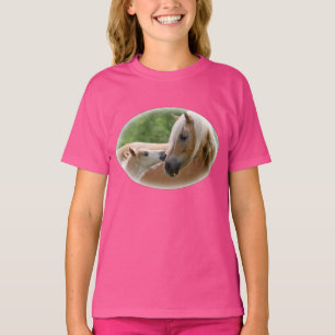 Haflingerの馬は抱きしめているロバ-女の子産み、 Tシャツ