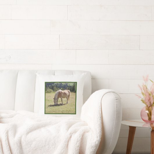 Haflinger Palomino Pony in Summer Pasture写真 クッション (ソファ)