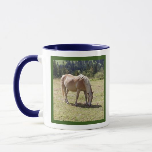 Haflinger Palomino Pony in Summer Pasture写真 マグカップ (左)
