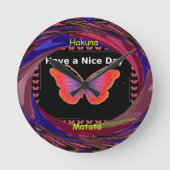 Hakuna Matataに天気の良い日の無限蝶cがあります ラウンド壁時計 (正面)
