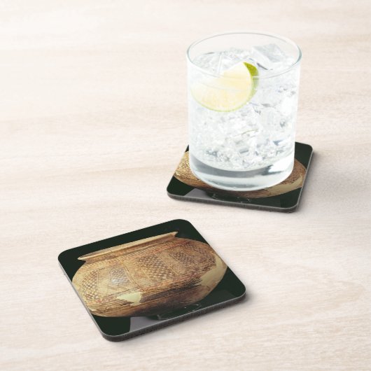 Halafのスタイルの幾何学的な装飾と震動させて下さい、 コースター (右側)