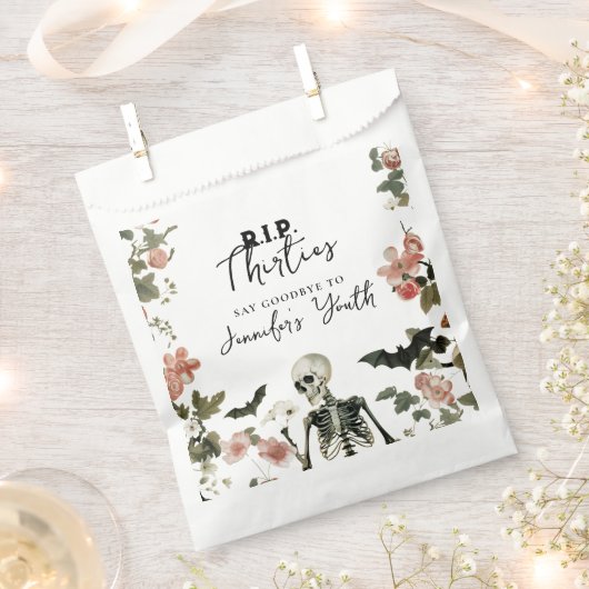 Halloween 40th Birthday Pink Floral Skeleton Party フェイバーバッグ (クリップ留めされた状態)