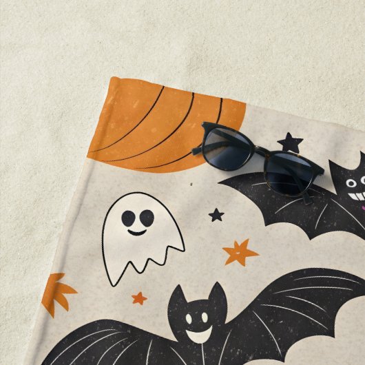 Halloween and autumn pattern   ビーチタオル (インサイチュ)