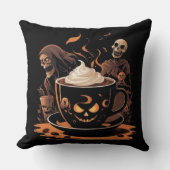 Halloween Coffee Art – Spooky Latte with Skeletons クッション (正面)