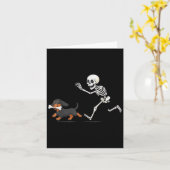Halloween Dachshund Funny Skeleton Chasing Dog Men カード (黄色い花)