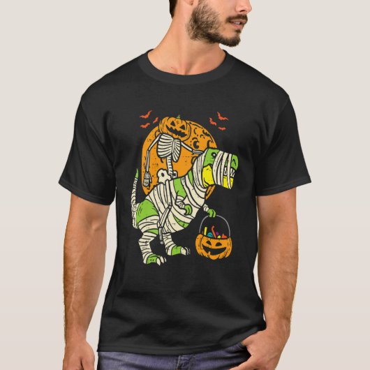 Halloween For Boys Kids Skeleton Riding Mummy Dino Tシャツ (正面)