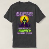 Halloween haunted run doors open closes scary hous tシャツ (デザイン正面)