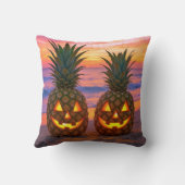 Halloween Pineapple Jack-o-lanterns On a Beach クッション (裏面)