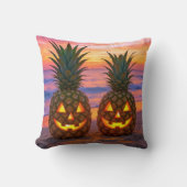 Halloween Pineapple Jack-o-lanterns On a Beach クッション (正面)