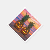 Halloween Pineapple Jack-o-lanterns On a Beach スタンダードカクテルナプキン (角)