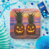 Halloween Pineapple Jack-o-lanterns On a Beach ペーパープレート (パーティー)
