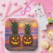 Halloween Pineapple Jack-o-lanterns On a Beach ペーパープレート (パーティー)