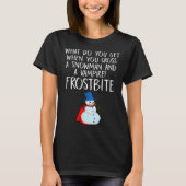 Halloween Pun Cross A Snowman and A Vampire Frostb Tシャツ (正面)
