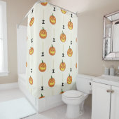 Halloween seamless pattern with pumpkins and candl シャワーカーテン (インサイチュ)