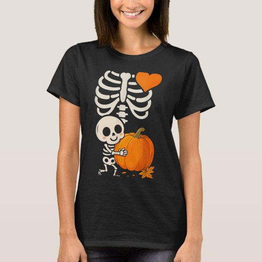 Halloween Skeleton Pregnancy Announcement Soky Mom Tシャツ (正面)