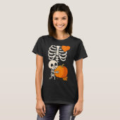 Halloween Skeleton Pregnancy Announcement Soky Mom Tシャツ (正面フル)