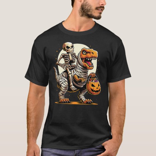 Halloween Skeleton Riding Mummy Dinosaur Tシャツ (正面)