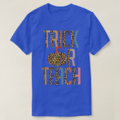 Halloween Teacher Gift Trick Or Teach Leopard Pump Tシャツ (デザイン正面)