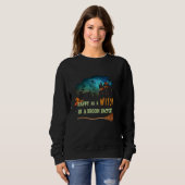 Halloween  Tees Happy As A WITCH In A Broom Factor スウェットシャツ (正面フル)