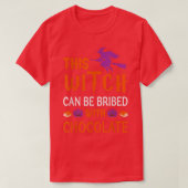 Halloween This Witch Can Be Bribed With Chocolate Tシャツ (デザイン正面)
