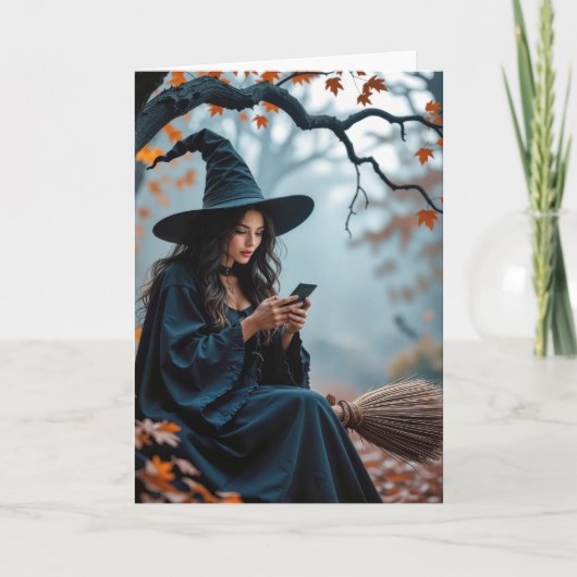 Halloween Witch On Her Broom and Texting カード (正面)
