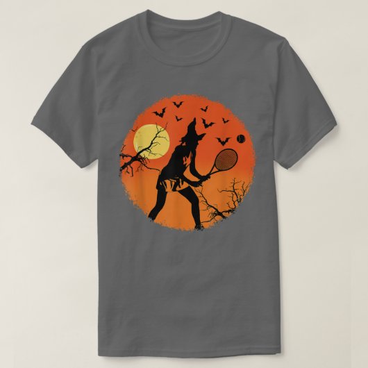 Halloween Witch Playing Tennis Sport Spooky Broom  Tシャツ (デザイン正面)