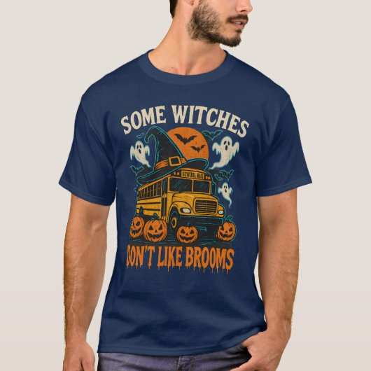 Halloween Witch School Bus with Pumpkins and Ghost Tシャツ (正面)