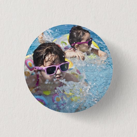 HAMbWG – スクエアボタン – 2少女プール 缶バッジ (正面)