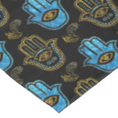 Hamsa手パターン-金ゴールドおよび青いガラス テーブルクロス (アングル)