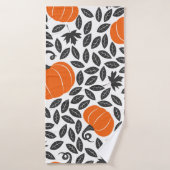 Hand drawn seamless pattern with pumpkins and leav バスタオル (バスタオル)