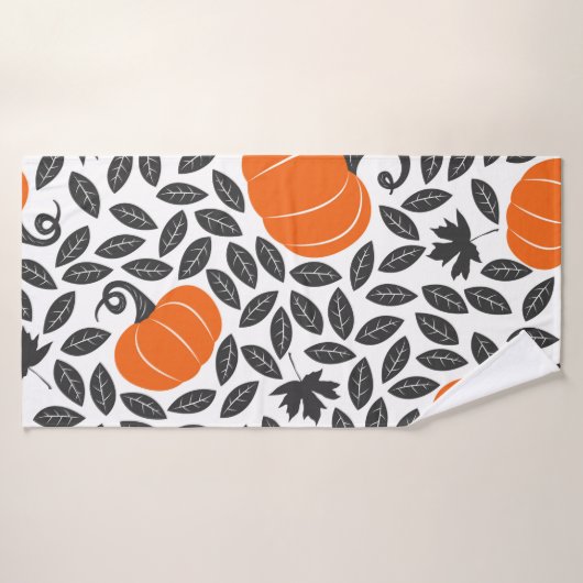 Hand drawn seamless pattern with pumpkins and leav バスタオル (バスタオル)