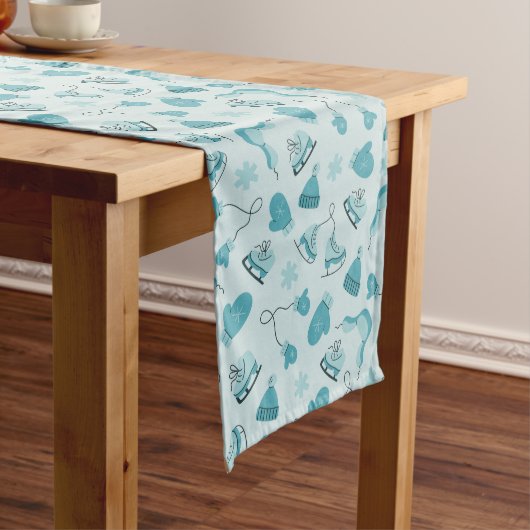 Hand Drawn Winter Pattern Cyan Table Runner ミディアムテーブルランナー (インサイチュ)