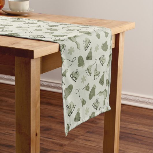 Hand Drawn Winter Print Olive Table Runner ミディアムテーブルランナー (インサイチュ)