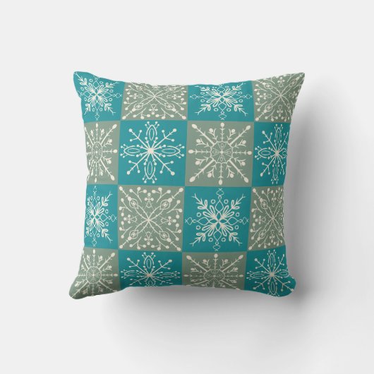 Hand-Drawn Winter Snowflake Pattern – Cozy Nordic  クッション (裏面)
