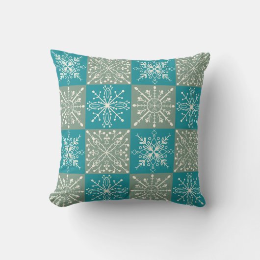 Hand-Drawn Winter Snowflake Pattern – Cozy Nordic  クッション (正面)