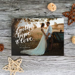 Hand Lettered Faith, Hope, and Love Photo シーズンカード<br><div class="desc">このホリデーカードは、完全なブリードフォトの上に「信仰、希望と愛」の文字を手書きで表す。フロントは名前と年の宇宙を持ち、バックは別の写真の宇宙と短い挨拶を持っている。</div>