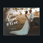 Hand Lettered Faith, Hope, and Love Photo シーズンポストカード<br><div class="desc">この休日のハガキは、フルブリード写真の上に「信仰、希望、愛」の文字が手書きで掲載されている。フロントはあなたの名前と年のための宇宙を持っている一方、バックは短いメッセージのための宇宙を持っている。</div>