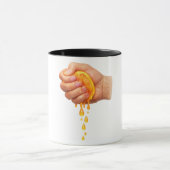 “Hand Squeezing Juicy Orange – Fresh Citrus Mug” マグカップ (中央)