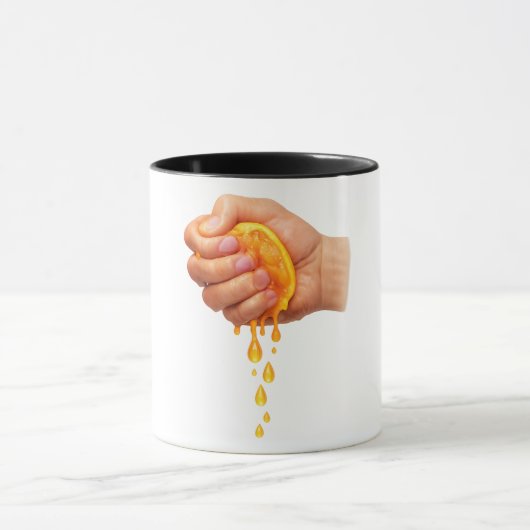 “Hand Squeezing Juicy Orange – Fresh Citrus Mug” マグカップ (中央)