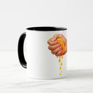 “Hand Squeezing Juicy Orange – Fresh Citrus Mug” マグカップ